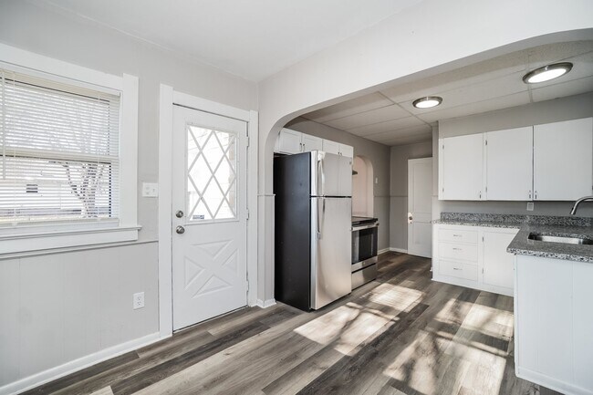 Building Photo - 1959 Barrows St