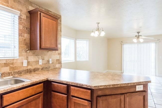 Building Photo - 3 Bedroom/2 bathroom Condo in Sandy