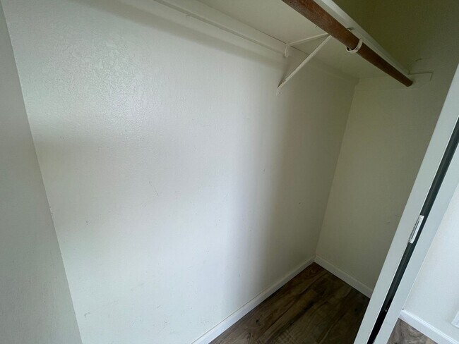 Building Photo - Beautiful 2 bedroom, 2 bath townhome