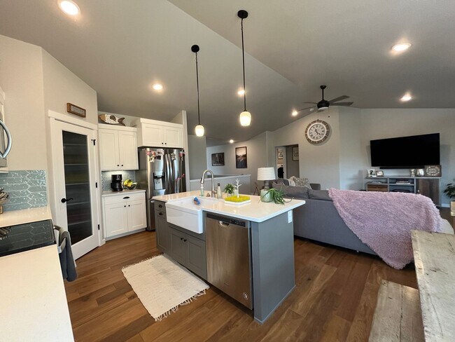 Building Photo - Fantastic Home in Wellington