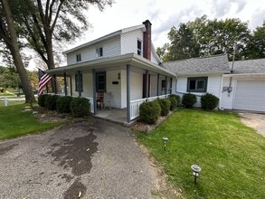 Building Photo - Rockford Schools! 3 Bedroom located Downtown