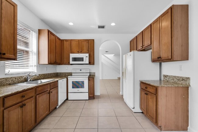 Building Photo - 1095 NE 39th Ave