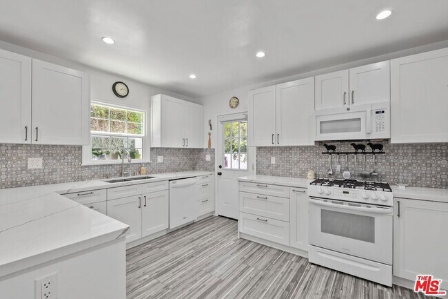 Building Photo - 471 S Clark Dr