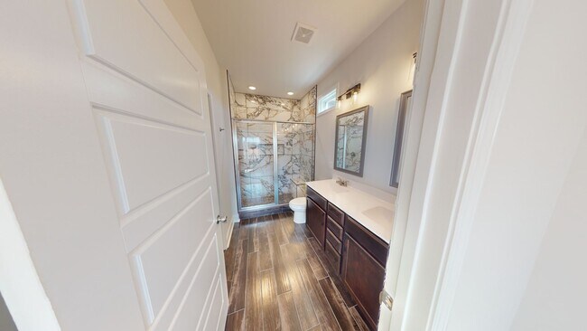 Building Photo - Modern Comfort, Great Location, and Pet-Fr...