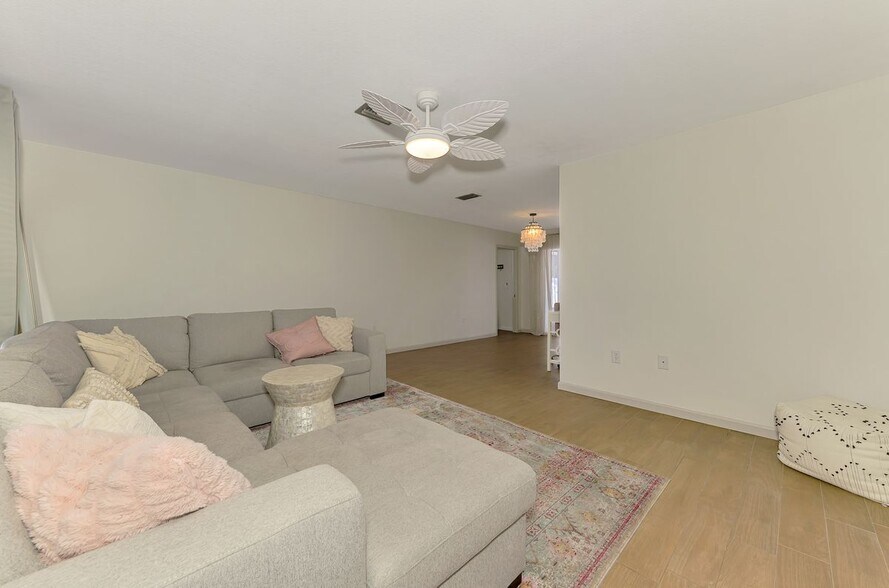 Building Photo - 2221 Pine View Cir