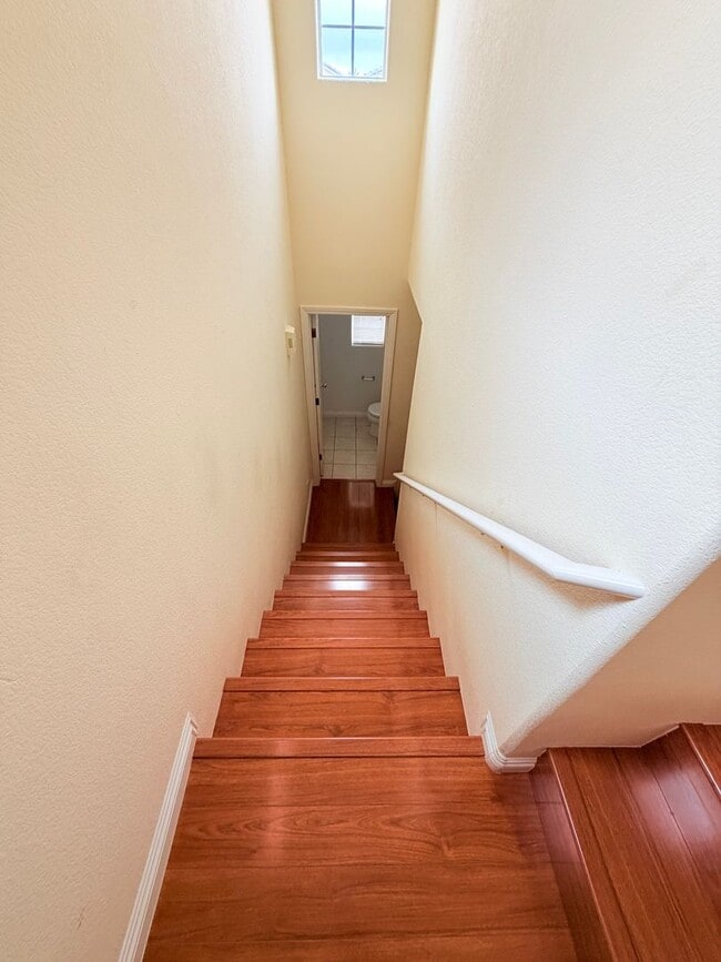 Building Photo - BEAUTIFUL 3 BEDROOM 2.5 BATH