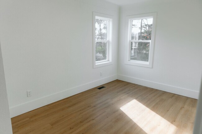 Building Photo - 114 Baker St