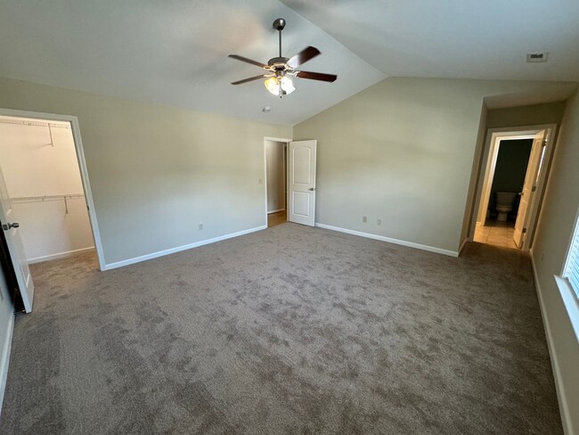 Building Photo - Clean 4/3.5 Townhouse in Armuchee- $1,795