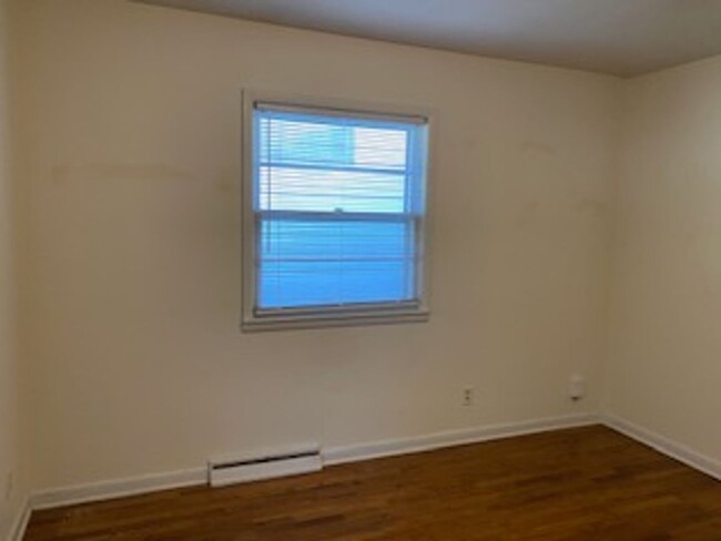 Building Photo - 3 Bed, 1 1/2 Bath, 1 Car Garage, Fenced Yard!