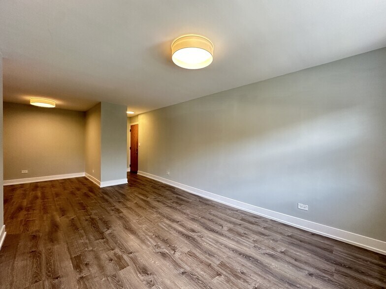 Building Photo - 448 W Barry Ave