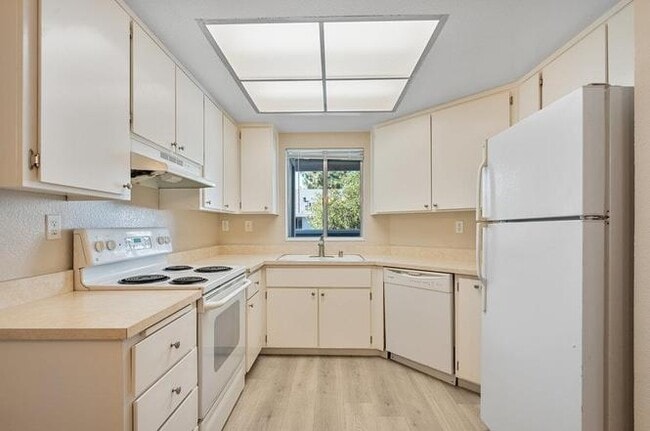 Building Photo - 331 Shadow Run Dr