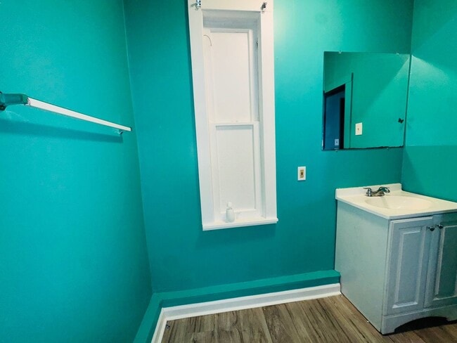 Building Photo - 3621 Sackett Ave