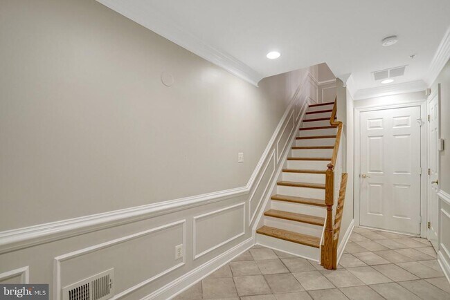 Building Photo - 1210 Roundhouse Ln