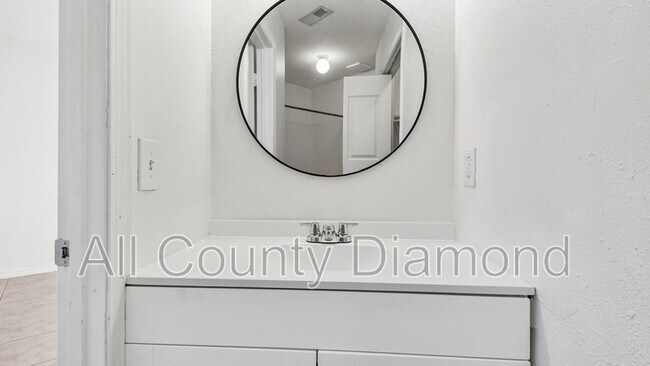 Building Photo - 4114 Holiday Dr