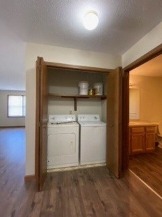 Building Photo - 213 Stonewall Ct