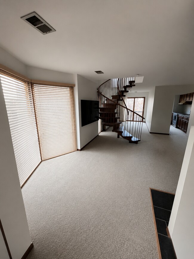 Building Photo - 2bed/1bath Condo on West Pearl - Available August 6th!