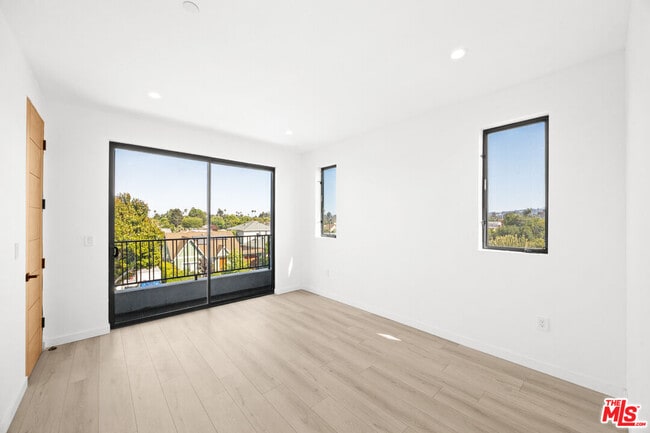 Building Photo - 2123 Cloverdale Ave
