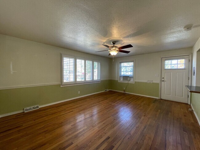 Building Photo - $0 DEPOSIT OPTION! TIMELESS VINTAGE CHARM: 2-BED, 1-BATH UNIT IN A CHARMING TRIPLEX