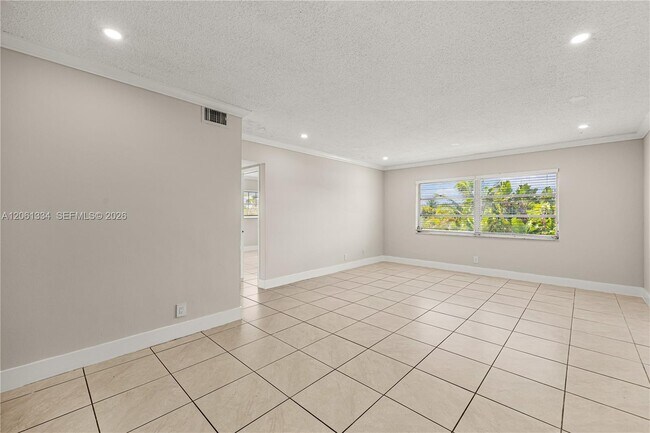 Building Photo - 5420 Hollywood Blvd