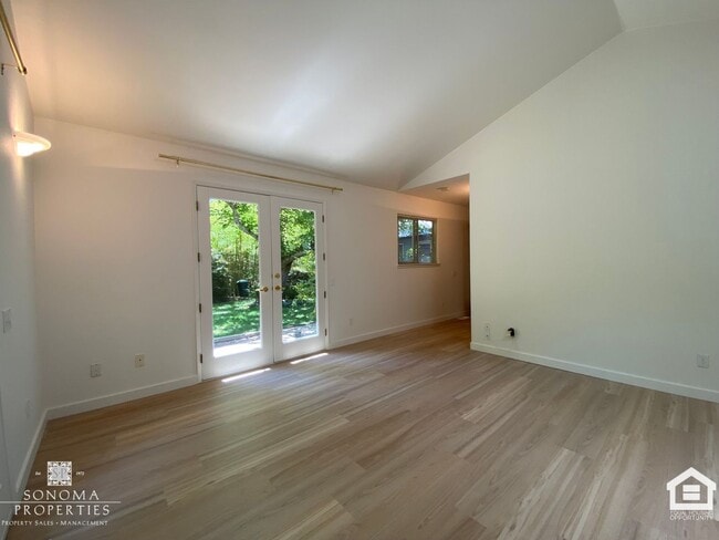 Building Photo - Inviting 3BD/2BA Home in Glen Ellen