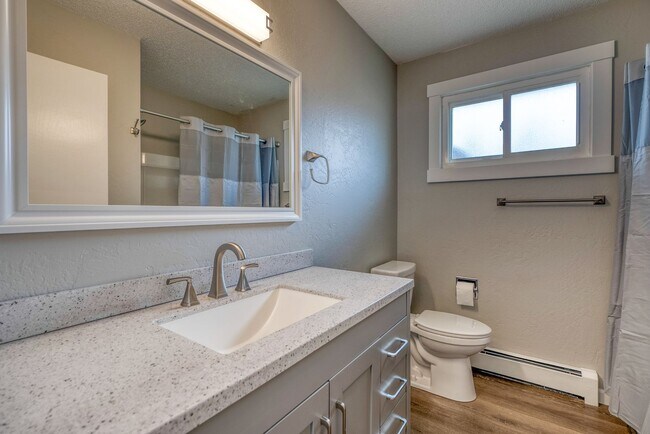 Building Photo - Beautifully renovated three bedroom with l...