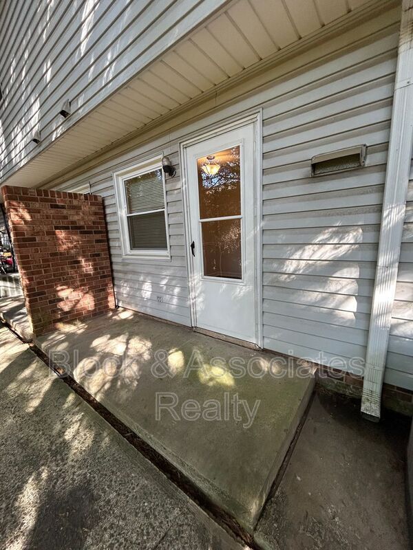 Building Photo - 522 S Cherry St