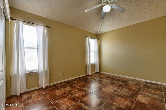 Building Photo - 683 Teichelkamp Dr