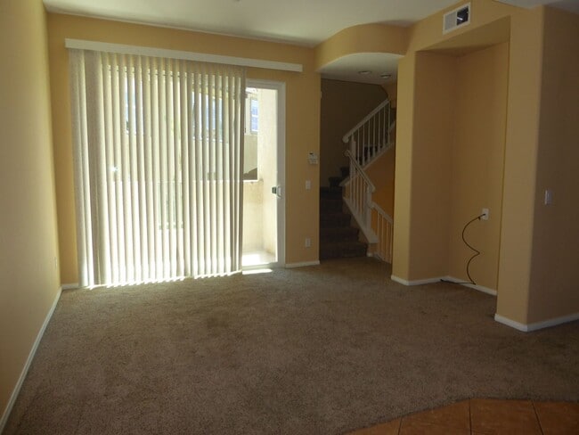 Building Photo - Conveniently located 3 BR, 3 Bath townhome in Coronado Ranch, close to everything.