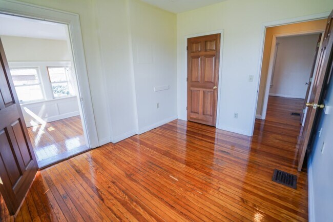 Building Photo - 72-72 1/2 E 14th Ave-SFH