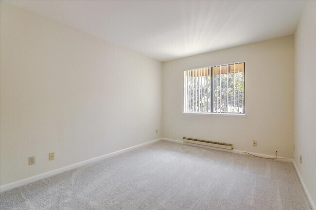 Building Photo - 2 Bedroom, 1 Bath, Upstairs Condo in the C...