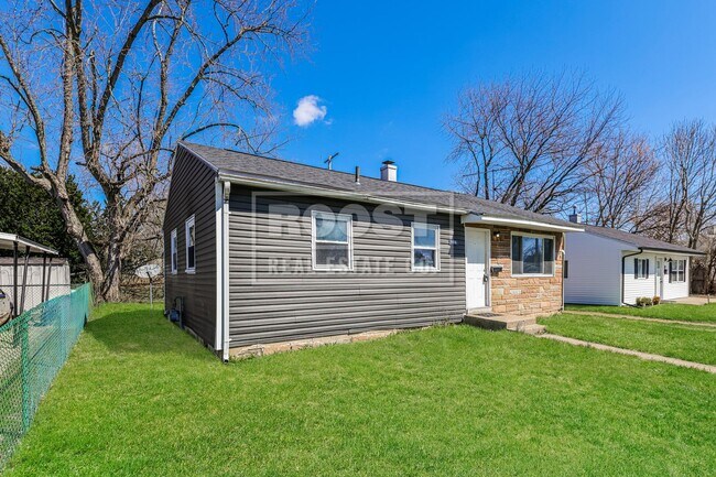 Building Photo - 3 Bedroom 1 Bathroom Single Family Home Available in Springfield!