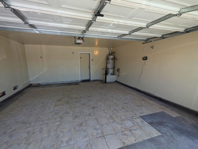 Building Photo - MOVE-IN READY 3BR/2BA SINGLE FAMILY HOME I...