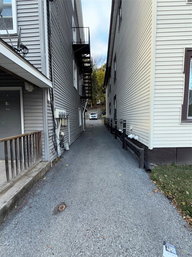 Building Photo - 58 Gifford Ave