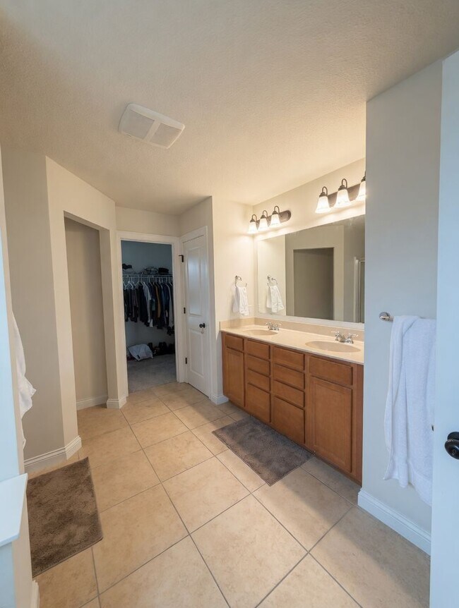 Building Photo - Beautiful 5bed 4bath Home, Nestled in a Prime Plymouth Neighborhood