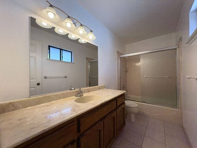 Building Photo - Spacious 3BD/2BA Redwood City Home | Two L...