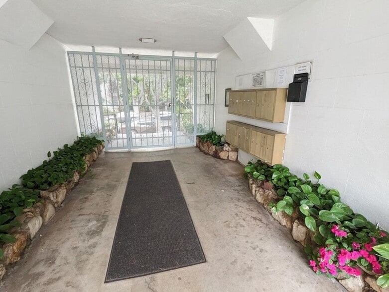 Building Photo - 1236 N Sweetzer Ave