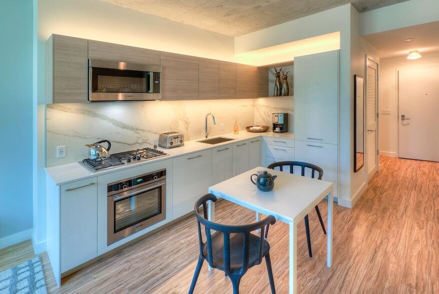 Building Photo - 169 N Desplaines St