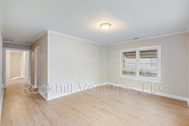 Building Photo - 1123 E 70th St