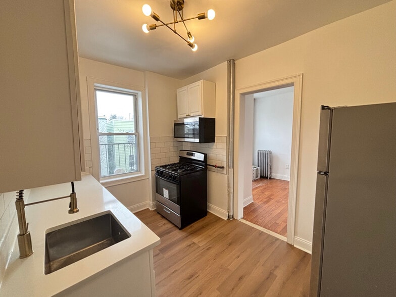 Building Photo - 220 51st St