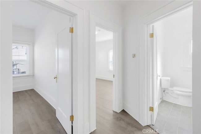 Building Photo - 550 N Kenmore Ave