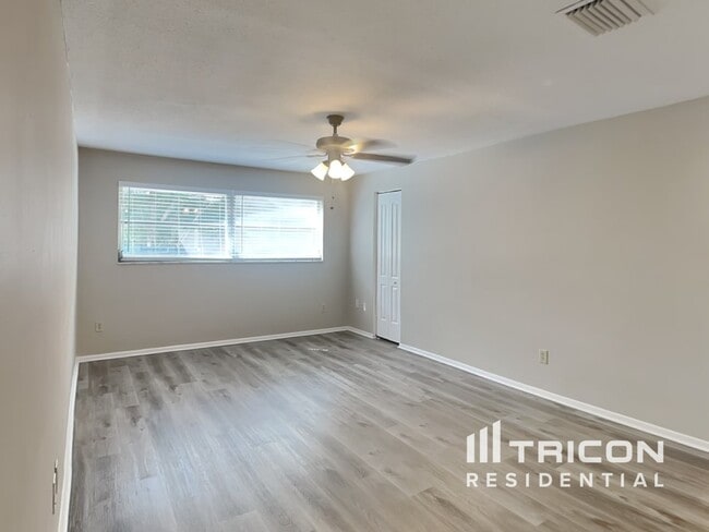 Building Photo - 730 College Hill Dr
