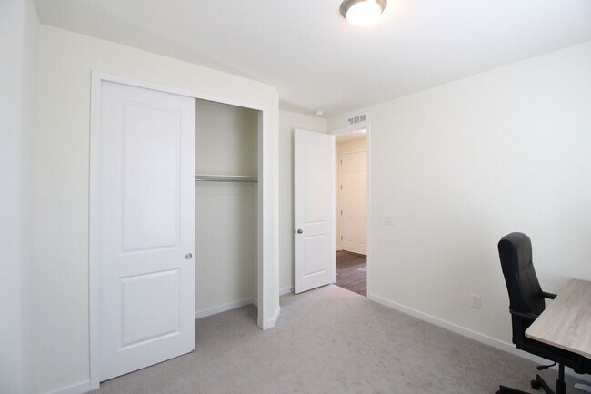 Building Photo - Beautiful Newer Ranch Style Home