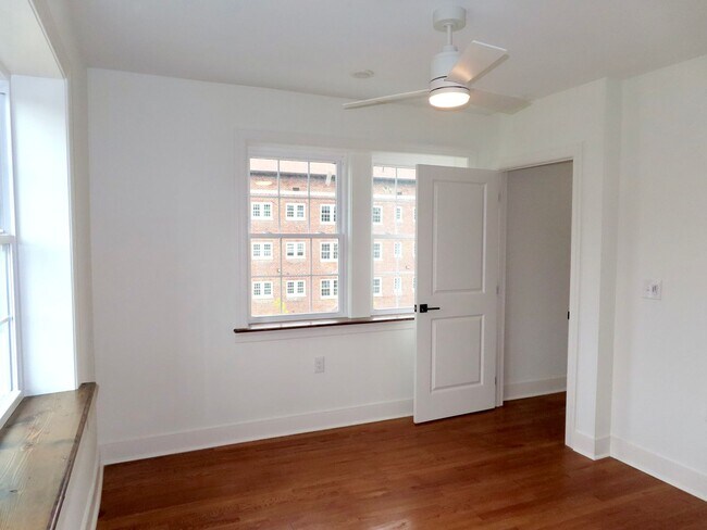 Building Photo - 2724 E Magnolia Ave