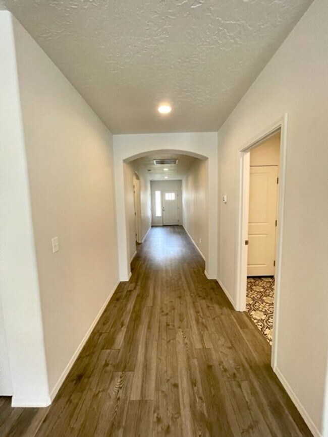 Building Photo - Beautiful like new 3 bedroom Hayden home in Prineville!