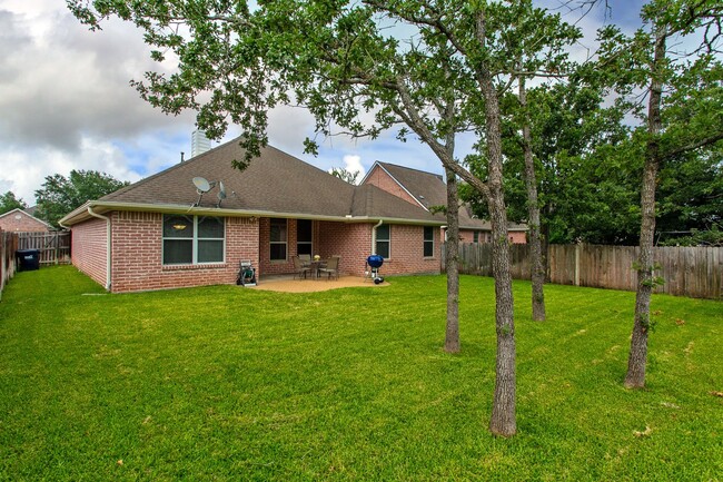 Building Photo - 3 bedroom, 2 bathroom home in the Castlega...