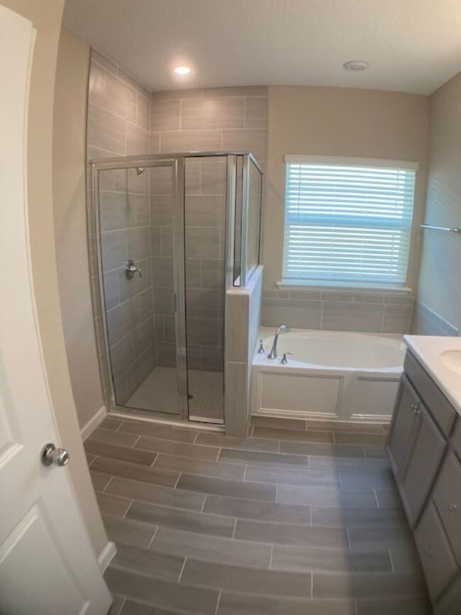 Building Photo - ***TWO WEEKS FREE*** Comfortable 3 Bedroom Home With Great Outdoor Space