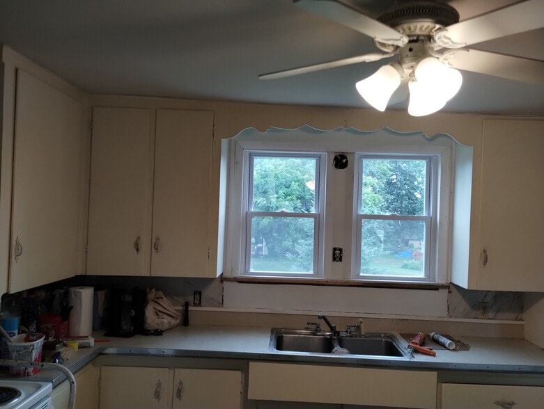 Kitchen - 5025 Clinton Street Rd