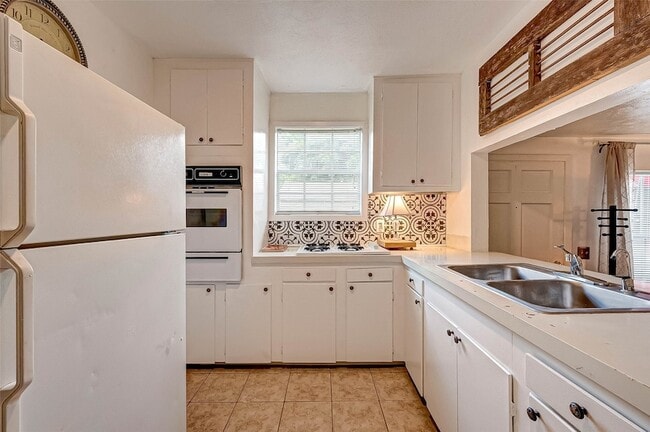 Building Photo - 6018 Berendo St