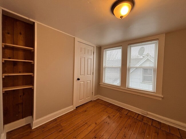 Building Photo - 4 Bedroom 2 Bath Single Family Home W/Garage!