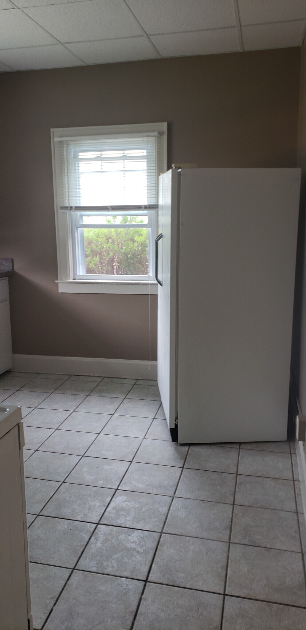 Full size refrigerator, tile flooring - 1016 S Franklin St